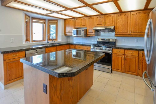 393 Hawktree Circle Nw, Calgary, AB - Indoor Photo Showing Kitchen