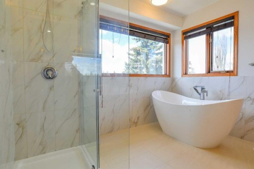 393 Hawktree Circle Nw, Calgary, AB - Indoor Photo Showing Bathroom