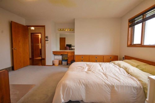 393 Hawktree Circle Nw, Calgary, AB - Indoor Photo Showing Bedroom