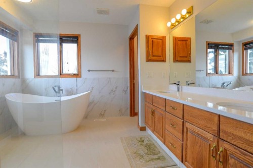393 Hawktree Circle Nw, Calgary, AB - Indoor Photo Showing Bathroom