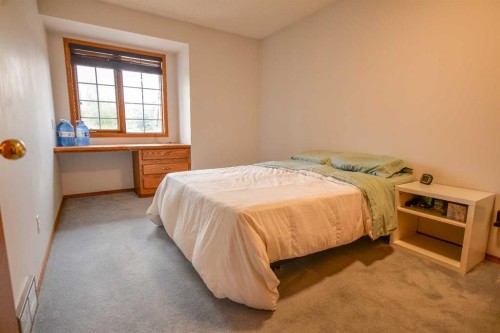393 Hawktree Circle Nw, Calgary, AB - Indoor Photo Showing Bedroom
