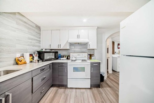 12 Rundleson Way Ne, Calgary, AB - Indoor Photo Showing Kitchen