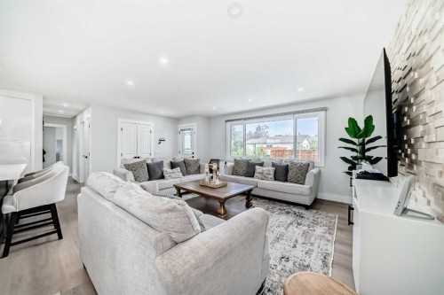 12 Rundleson Way Ne, Calgary, AB - Indoor Photo Showing Living Room