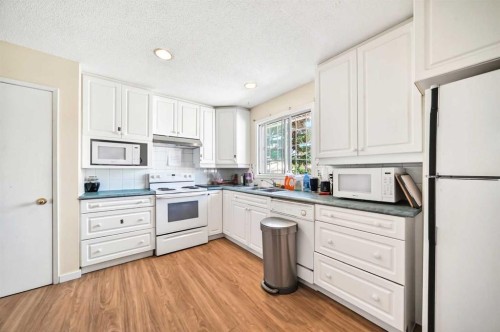 5051 Vantage Crescent Nw, Calgary, AB - Indoor Photo Showing Kitchen
