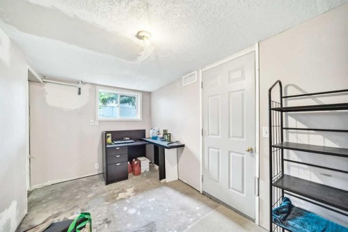5051 Vantage Crescent Nw, Calgary, AB - Indoor Photo Showing Other Room