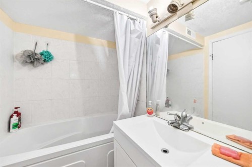 5051 Vantage Crescent Nw, Calgary, AB - Indoor Photo Showing Bathroom