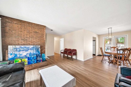 5051 Vantage Crescent Nw, Calgary, AB - Indoor Photo Showing Living Room