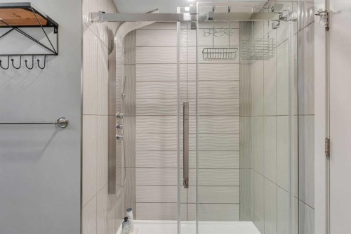 760 West Chestermere Drive, Chestermere, AB - Indoor Photo Showing Bathroom