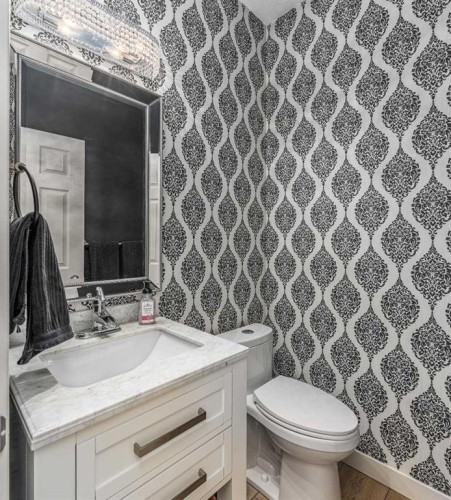77 Everbrook Drive Sw, Calgary, AB - Indoor Photo Showing Bathroom