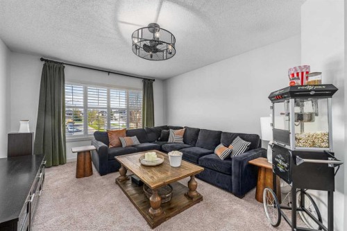 77 Everbrook Drive Sw, Calgary, AB - Indoor Photo Showing Living Room