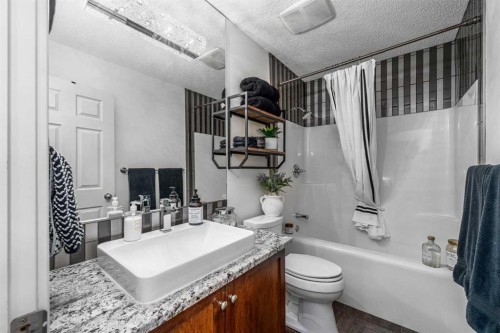 77 Everbrook Drive Sw, Calgary, AB - Indoor Photo Showing Bathroom