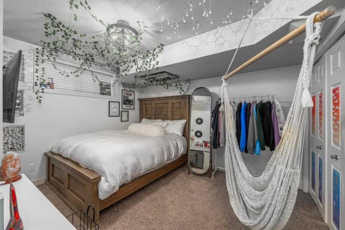 77 Everbrook Drive Sw, Calgary, AB - Indoor Photo Showing Bedroom