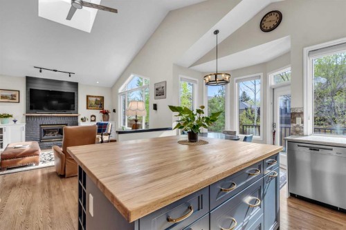 89 Douglasdale Crescent Se, Calgary, AB - Indoor With Fireplace