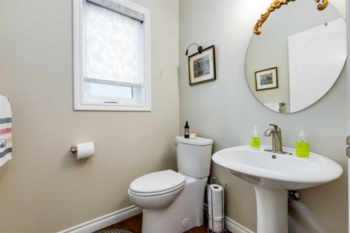 89 Douglasdale Crescent Se, Calgary, AB - Indoor Photo Showing Bathroom