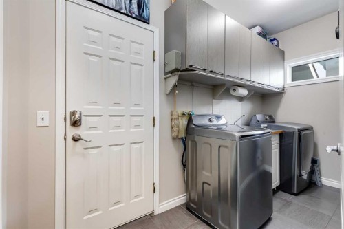89 Douglasdale Crescent Se, Calgary, AB - Indoor Photo Showing Laundry Room