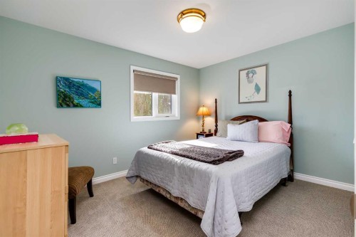 89 Douglasdale Crescent Se, Calgary, AB - Indoor Photo Showing Bedroom