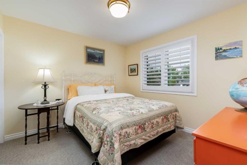 89 Douglasdale Crescent Se, Calgary, AB - Indoor Photo Showing Bedroom