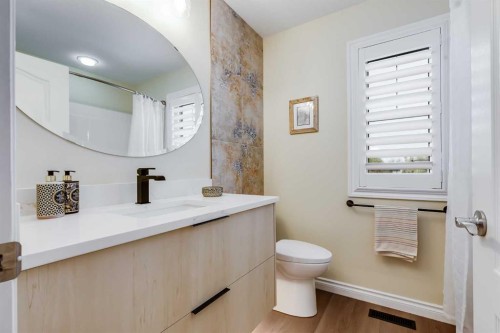 89 Douglasdale Crescent Se, Calgary, AB - Indoor Photo Showing Bathroom