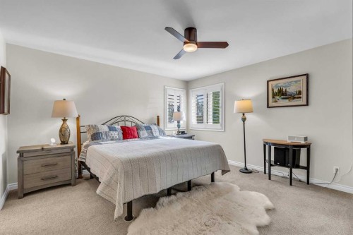 89 Douglasdale Crescent Se, Calgary, AB - Indoor Photo Showing Bedroom