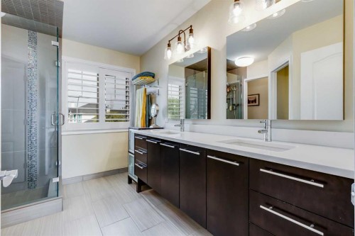 89 Douglasdale Crescent Se, Calgary, AB - Indoor Photo Showing Bathroom