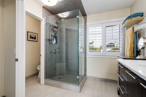 89 Douglasdale Crescent Se, Calgary, AB - Indoor Photo Showing Bathroom