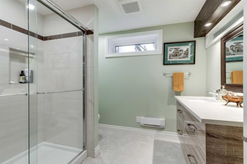 89 Douglasdale Crescent Se, Calgary, AB - Indoor Photo Showing Bathroom