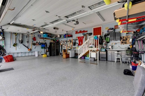 89 Douglasdale Crescent Se, Calgary, AB - Indoor Photo Showing Garage
