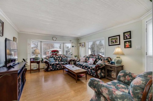 240 Big Hill Circle Se, Airdrie, AB - Indoor Photo Showing Living Room