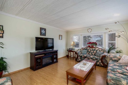 240 Big Hill Circle Se, Airdrie, AB - Indoor Photo Showing Living Room