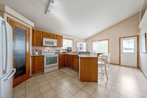 142 Coventry View Ne, Calgary, AB - Indoor Photo Showing Kitchen