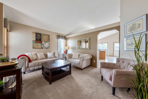 142 Coventry View Ne, Calgary, AB - Indoor Photo Showing Living Room
