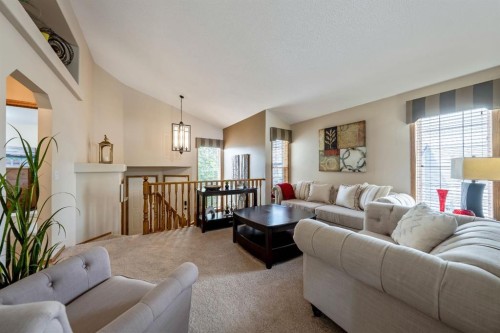 142 Coventry View Ne, Calgary, AB - Indoor Photo Showing Living Room