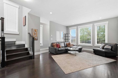 314 30 Avenue Ne, Calgary, AB - Indoor Photo Showing Living Room