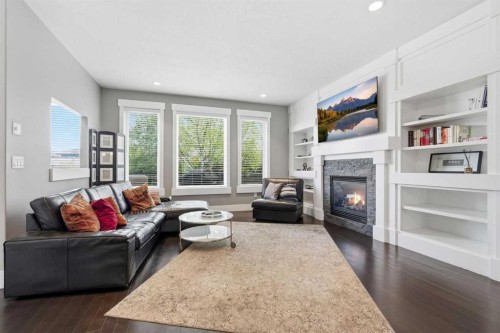 314 30 Avenue Ne, Calgary, AB - Indoor Photo Showing Living Room With Fireplace
