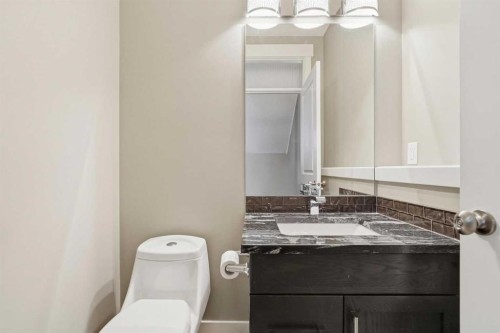 314 30 Avenue Ne, Calgary, AB - Indoor Photo Showing Bathroom