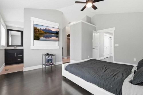 314 30 Avenue Ne, Calgary, AB - Indoor Photo Showing Bedroom