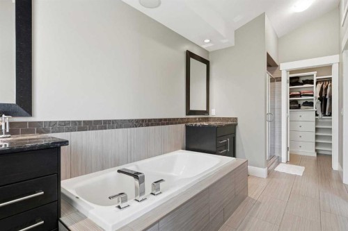 314 30 Avenue Ne, Calgary, AB - Indoor Photo Showing Bathroom