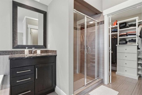 314 30 Avenue Ne, Calgary, AB - Indoor Photo Showing Bathroom