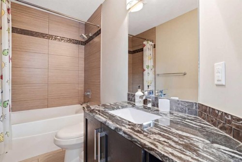 314 30 Avenue Ne, Calgary, AB - Indoor Photo Showing Bathroom