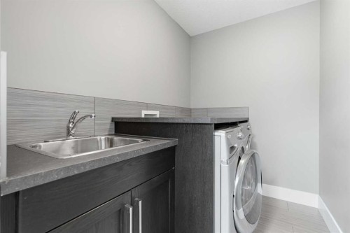 314 30 Avenue Ne, Calgary, AB - Indoor Photo Showing Laundry Room