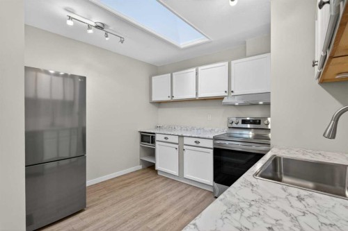 20-8544 48 Avenue Nw, Calgary, AB - Indoor Photo Showing Kitchen