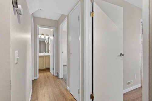 20-8544 48 Avenue Nw, Calgary, AB - Indoor Photo Showing Other Room