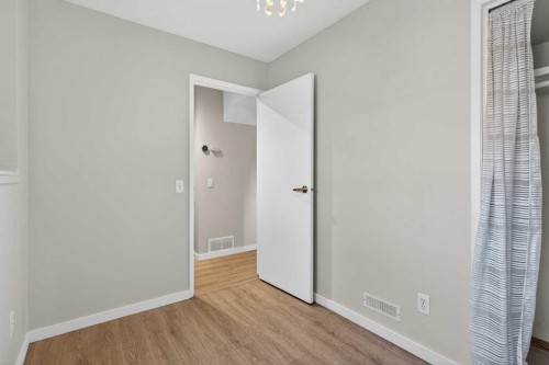 20-8544 48 Avenue Nw, Calgary, AB - Indoor Photo Showing Other Room