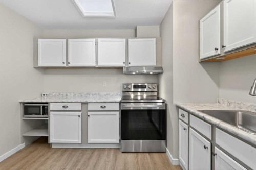 20-8544 48 Avenue Nw, Calgary, AB - Indoor Photo Showing Kitchen