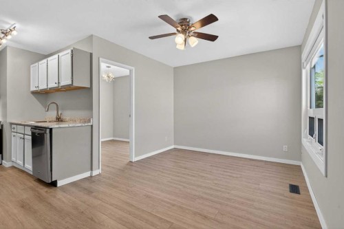 20-8544 48 Avenue Nw, Calgary, AB - Indoor Photo Showing Kitchen