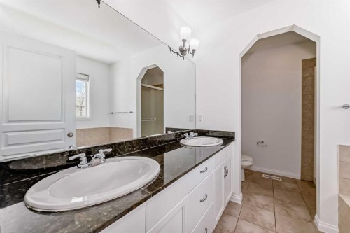 27 Aspen Hills Close Sw, Calgary, AB - Indoor Photo Showing Bathroom