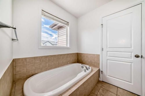 27 Aspen Hills Close Sw, Calgary, AB - Indoor Photo Showing Bathroom