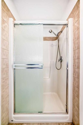 27 Aspen Hills Close Sw, Calgary, AB - Indoor Photo Showing Bathroom