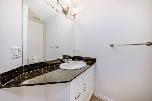 27 Aspen Hills Close Sw, Calgary, AB - Indoor Photo Showing Bathroom