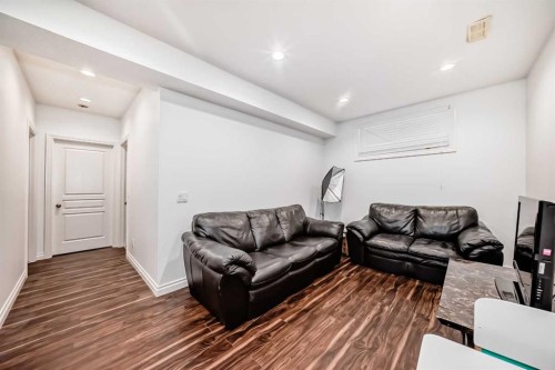 27 Aspen Hills Close Sw, Calgary, AB - Indoor Photo Showing Living Room